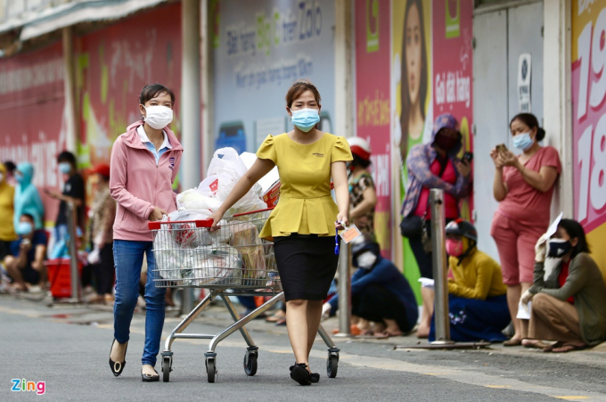           Thành phố đề nghị người dân bình tĩnh, yên tâm thực hiện 5K + thuốc uống, không tập trung mua gom hàng hóa, thực phẩm. Lãnh đạo thành phố đã chuẩn bị các phương án cung ứng hàng hóa trong thời gian thực hiện các biện pháp tăng cường phòng chống dịch nêu trên.          