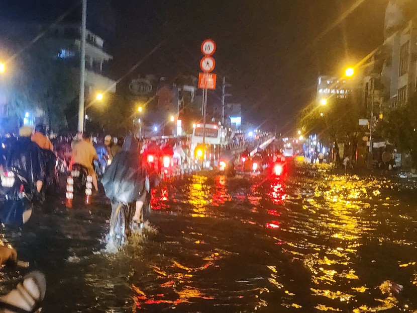 Mưa lớn kéo dài, nhiều tuyến đường TP.HCM chìm trong biển nước - Ảnh 3.