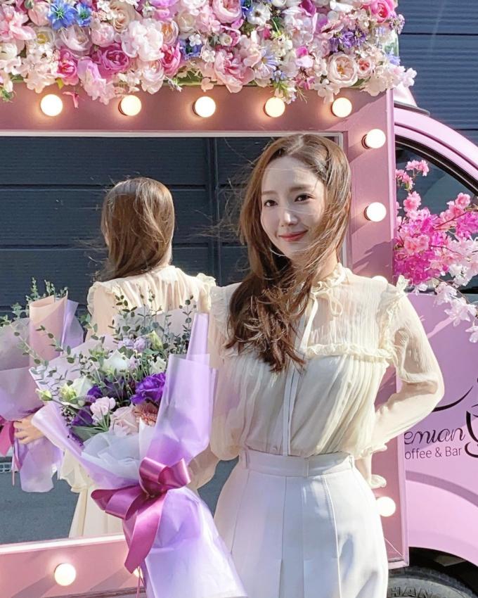   Nhắn đến Park Min Young, nhiều người sẽ nghĩ ngay đến những chiếc áo sơ mi kiểu điệu đà. Do đó, sẽ thật thiếu sót nếu không liệt kê kiểu áo này trong danh sách các item mùa thu ''chân ái'' của cô.   