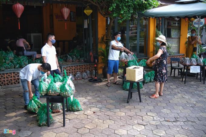           Từ 14h30 ngày 11/6, trước một quán cà phê trên đường Vũ Phạm Hàm (Cầu Giấy, Hà Nội), nhóm thiện nguyện tiến hành phát vải miễn phí cho người dân. 1,5 tấn vải được chia nhỏ vào các túi nylon để mọi người lấy tiện hơn, mỗi túi khoảng 2 kg.          