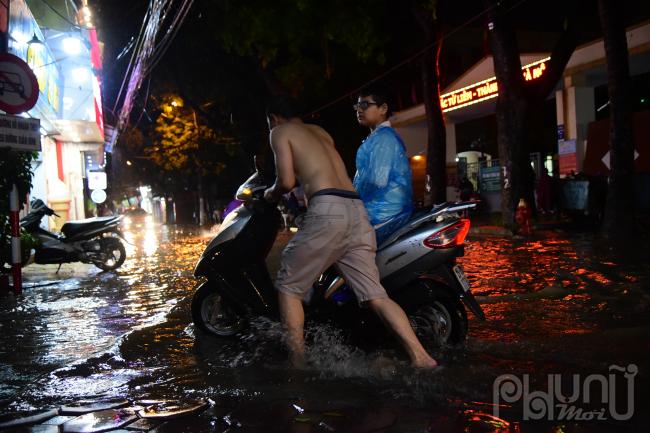 Nhiều phương tiện ngập nước chết máy