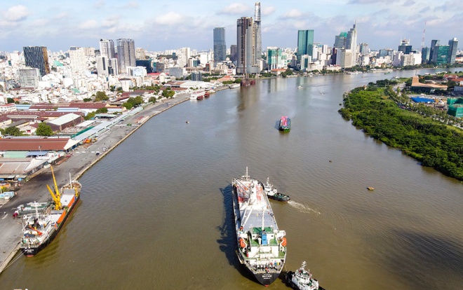 Ba toa tàu metro số 1 được chở bằng tàu Bayani của Philippines, đi từ cảng Kasado (Nhật Bản) về cảng Khánh Hội. Ảnh: Zing.