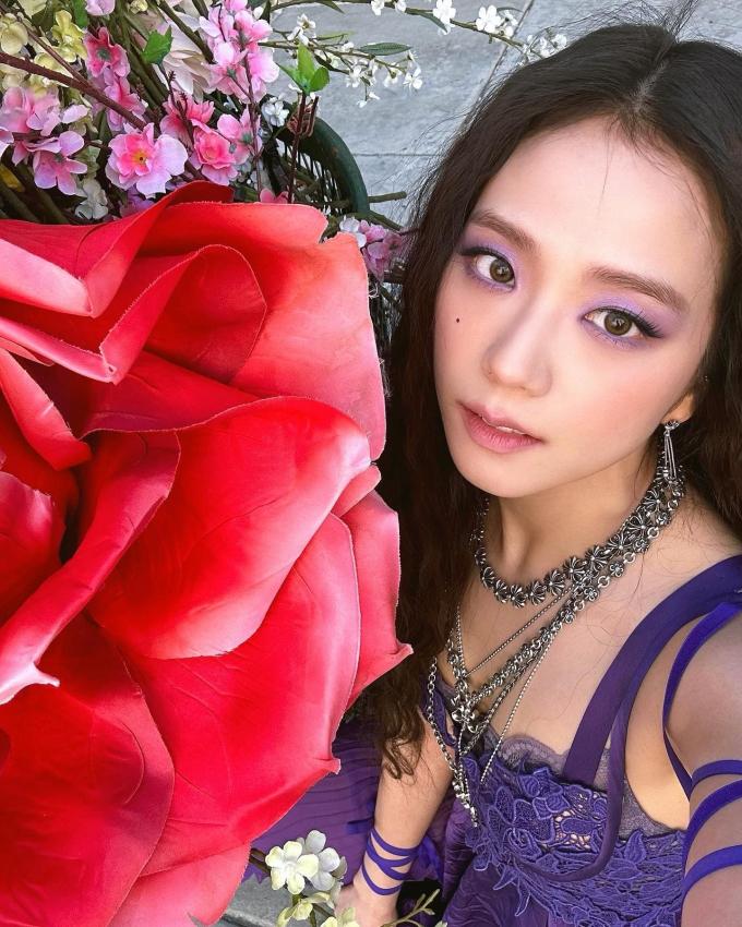 Chỉ đổi kiểu tóc và makeup, Jisoo khiến MXH dậy sóng với visual đẹp hút hồn