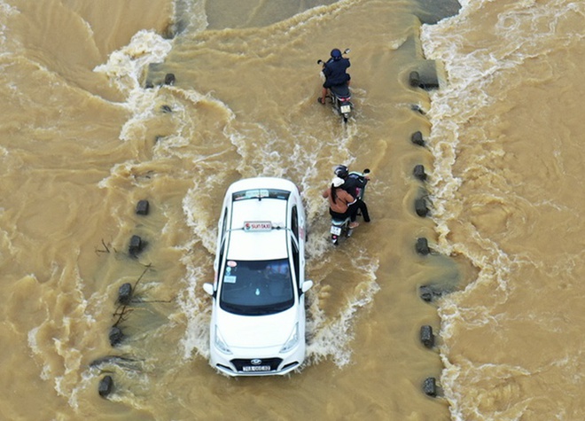 Mưa lớn kéo dài khiến nhiều tuyến đường ở miền Trung ngập trong nước 