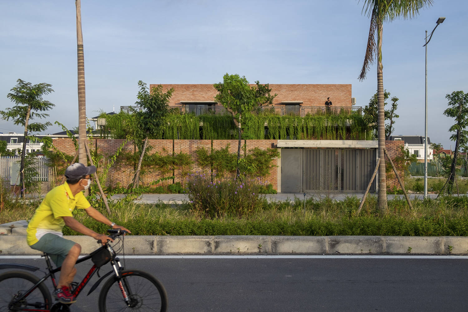 Mạo Khê House gây ấn tượng bởi vẻ ngoài thô mộc, giản dị như chính tính cách của chủ nhân căn nhà. 