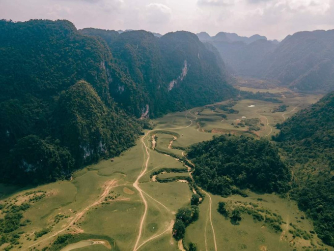   Toàn cảnh thảo nguyên nhìn từ trên cao, con đường dẫn vào đây cũng không quá khó khăn với du khách (Ảnh Phuotdi.vn)  