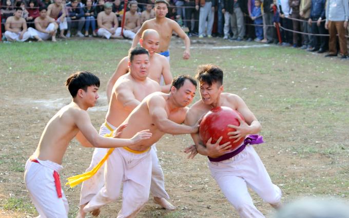 Mỗi người giành được cầu đều bị người của ba đội còn lại lao vào “vật” để giành lại. Tuy nhiên, luật quy định chỉ được “vật” cầu, không được “vật” người.