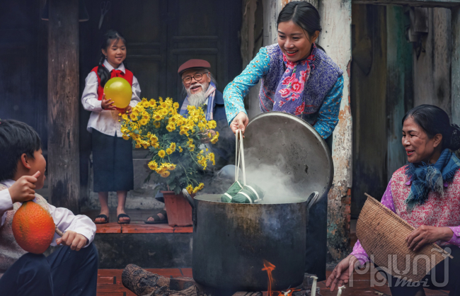 Mẹ thả bánh chưng cho cả nhà cùng nấu