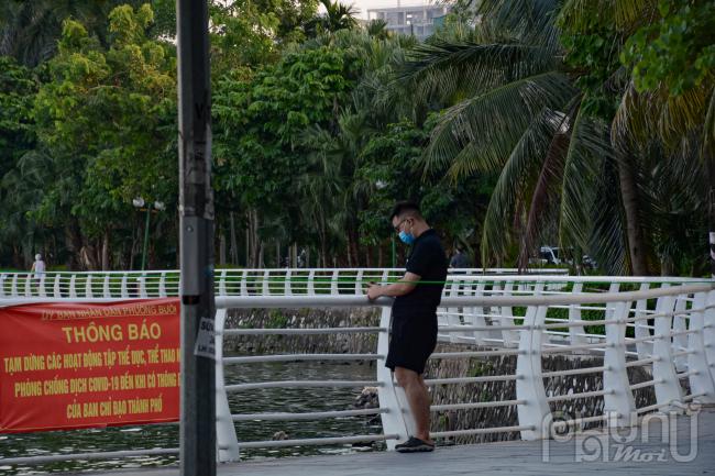 Biển thông báo tạm dừng các hoạt động thể dục, thể thao... nhưng nhiều người không để ý.