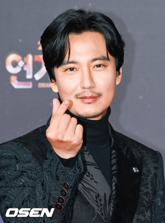 Kim Nam Gil là vị khách mời đặc biệt đầu tiên xác nhận sẽ tham dự hôn lễ của tài tử Hạ cánh nơi anh