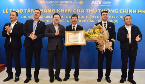   Do Tổ bay vẫn đang thực hiện cách ly theo quy định, Đại diện Vietnam Airlines và đại diện Đoàn bay đã lên nhận bằng khen.  