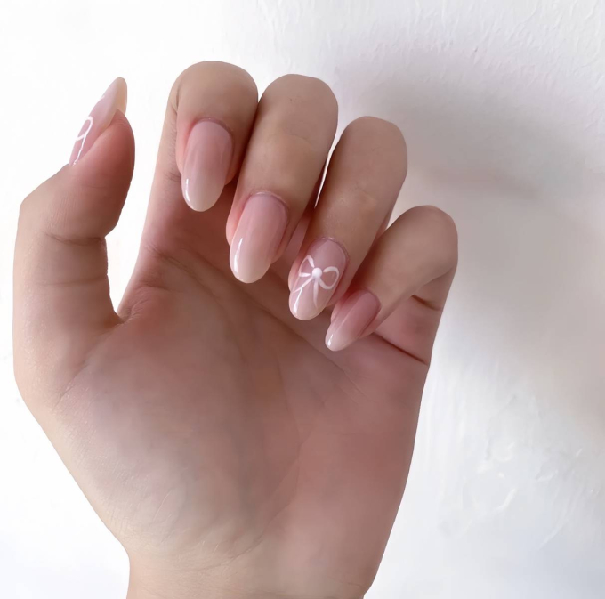 Nhờ Jennie, các mẫu nail nơ dần được nhiều chị em yêu thích và lựa chọn. 