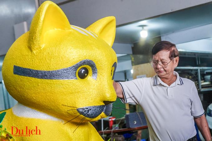 Nghệ nhân Văn Tòng - người phụ trách chế tác linh vật cho đường hoa nhiều năm qua, cho hay các linh vật của đường hoa Tết Quý Mão 2023 đang được gấp rút hoàn thành các công đoạn còn lại. Hiện nay phần cổng chính đã hoàn thành 90%, các phần còn lại khoảng 75%.