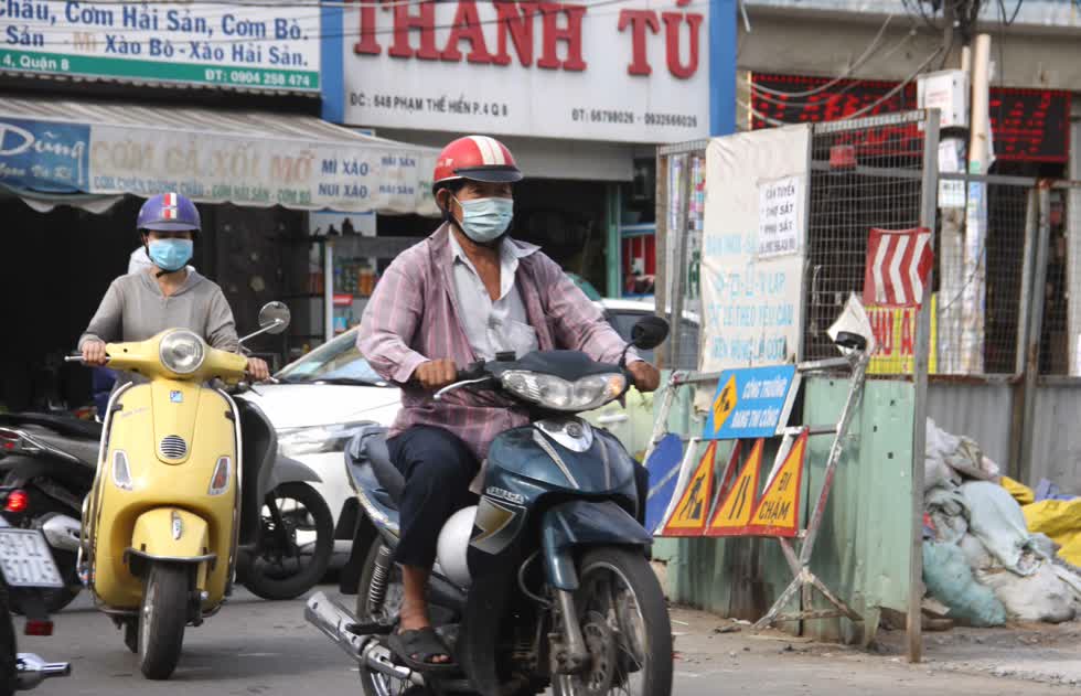  Đường hẹp và có nhiều hẻm thông nhau khiến tầm nhìn bị hạn chế khi đi qua các đoạn rào chắn.