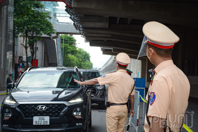 Bí thư Thành ủy Hà Nội khẳng định để việc cấp và kiểm tra giấy đi đường góp phần tích cực thực hiện giãn cách ở Vùng 1 (vùng đỏ)