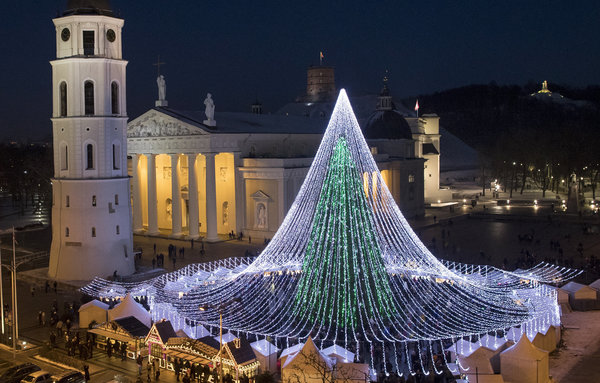 Quảng trường Cathedral ở Vilnius, Lithuania nổi bật bởi cây thông Noel độc đáo