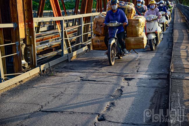 Những tấm bê tông vá víu, lồi lõm trên bề mặt cầu