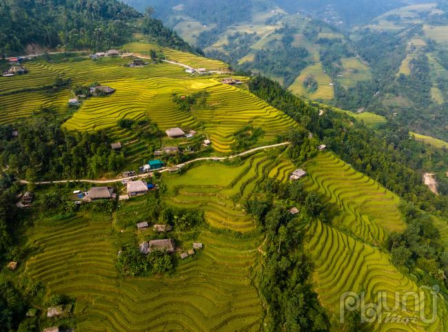 Tầng tầng lớp lớp những dãy núi kỳ vĩ, ẩn hiện giữa trời mây như những bậc thang lên tận cổng trời