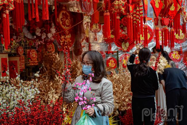 Năm nay đồ trang trí truyền thống vẫn được ưa thích hơn hẳn so với những mặt hàng nhập sẵn từ nước ngoài.