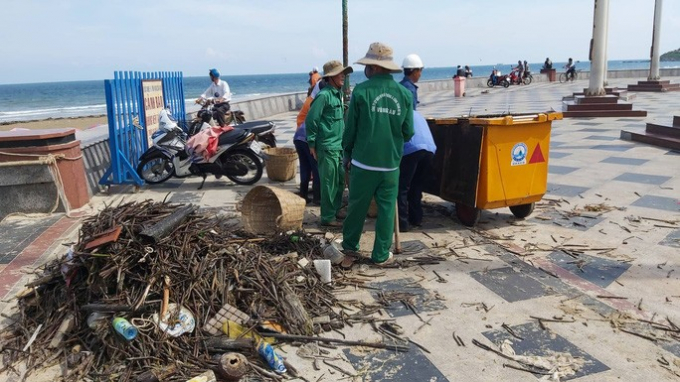 Bãi biển Vũng Tàu ngập trong hàng tấn rác