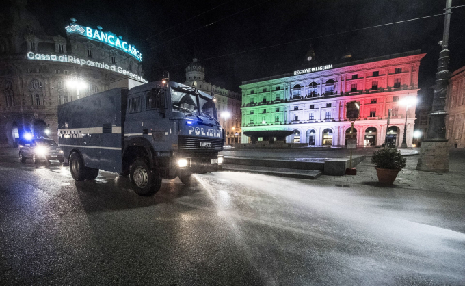   Genoa, Ý: Xe phun dung dịch khử khuẩn trên các con đường trong thành phố (Ảnh: Luca Zennaro/EPA)  