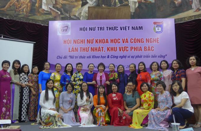 Các nữ trí thức tham gia Hội thảo chuyên đề II 