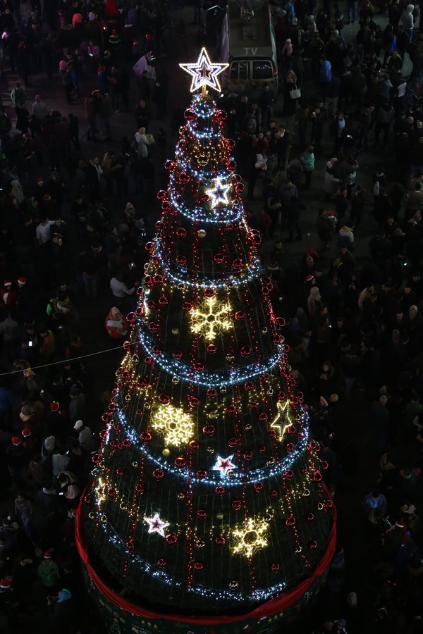 Cây thông Noel tại quảng trường Yasser Arafat ở thành phố Ramallah, Bờ Tây. 