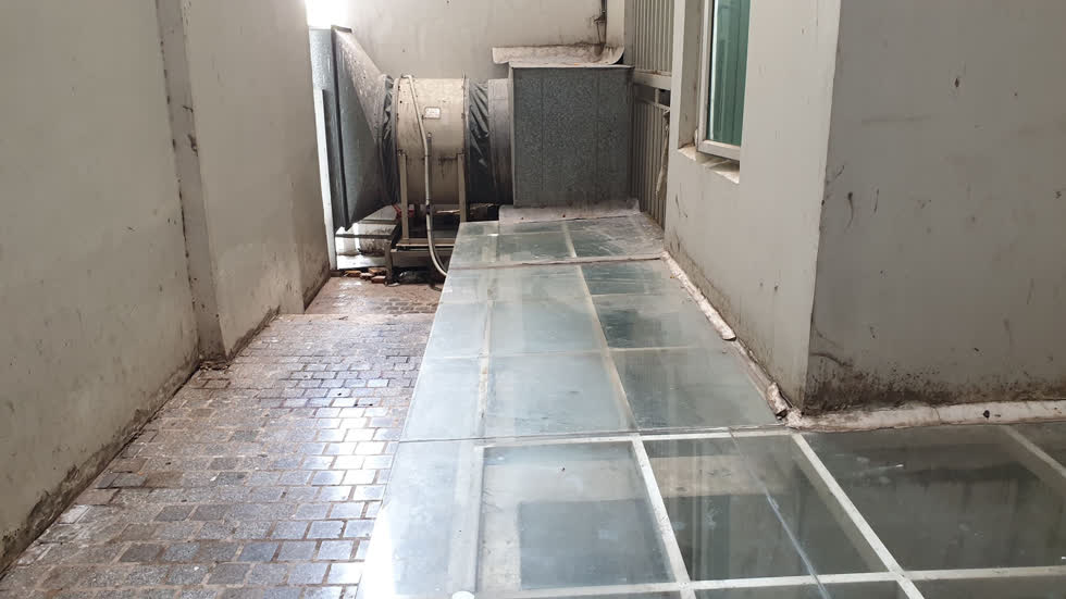   Hiện trường nơi phát hiện TS Bùi Quang Tín rơi từ tầng 14.  