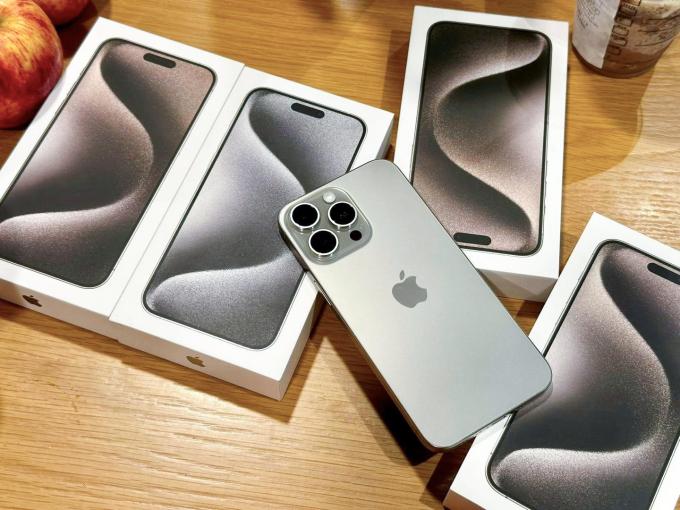 Kể từ khi mở bán tại Việt Nam, iPhone 15 Pro Max luôn rơi vào tình trạng “cháy hàng”. (Ảnh minh hoạ)