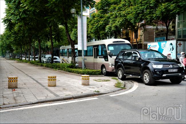 Tuy nhiên, khi lực lượng chức năng phường Khương Mai (quận Thanh Xuân, Hà Nội) lắp đặt các trụ đá giành lại được vỉa hè đường Lê Trọng Tấn thì toàn bộ phần lòng đường bị lấn chiếm bởi hơn 100 ô tô các loại dừng đỗ ngày đêm kéo dài hơn 1km.