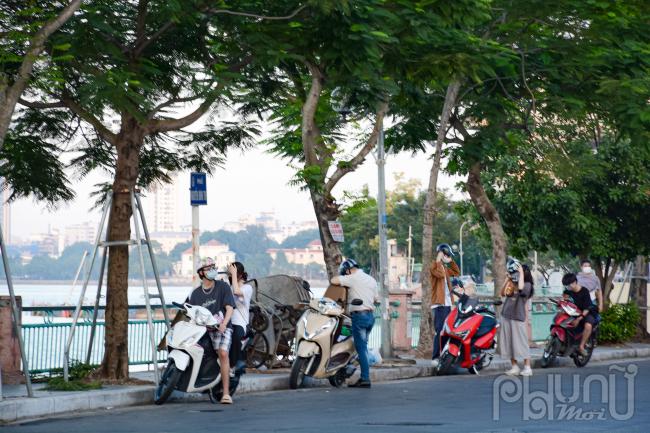 Hồ Tây tan tầm đã đông đúc như ngày thường