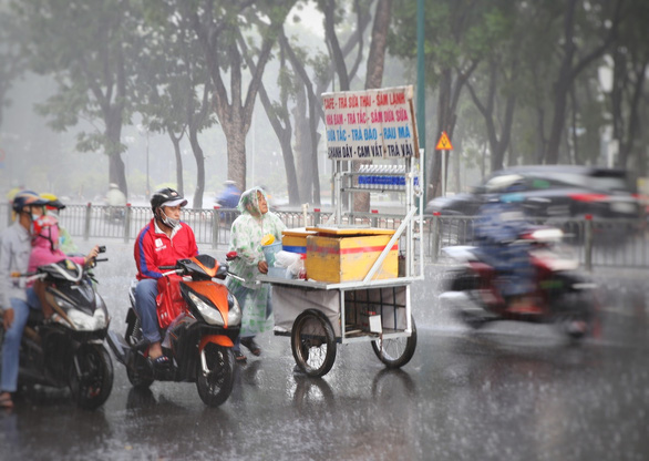 TPHCM có mưa lớn, sấm chớp trong đêm