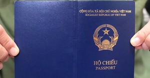 Về lâu dài, Bộ trưởng Bộ Công an nhấn mạnh, sẽ tiến hành sửa đổi mẫu hộ chiếu, trong đó bổ sung mục 