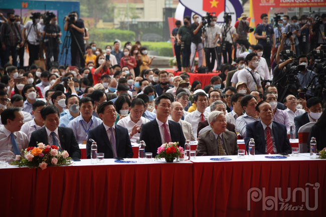 Các đại biểu tham gia lễ Khai mạc.