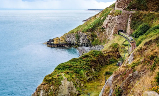 Quang cảnh từ vách đá đi bộ giữa Bray và Greystones, County Wicklow, Ireland. Ảnh: Dawid Kalisinski / Alamy