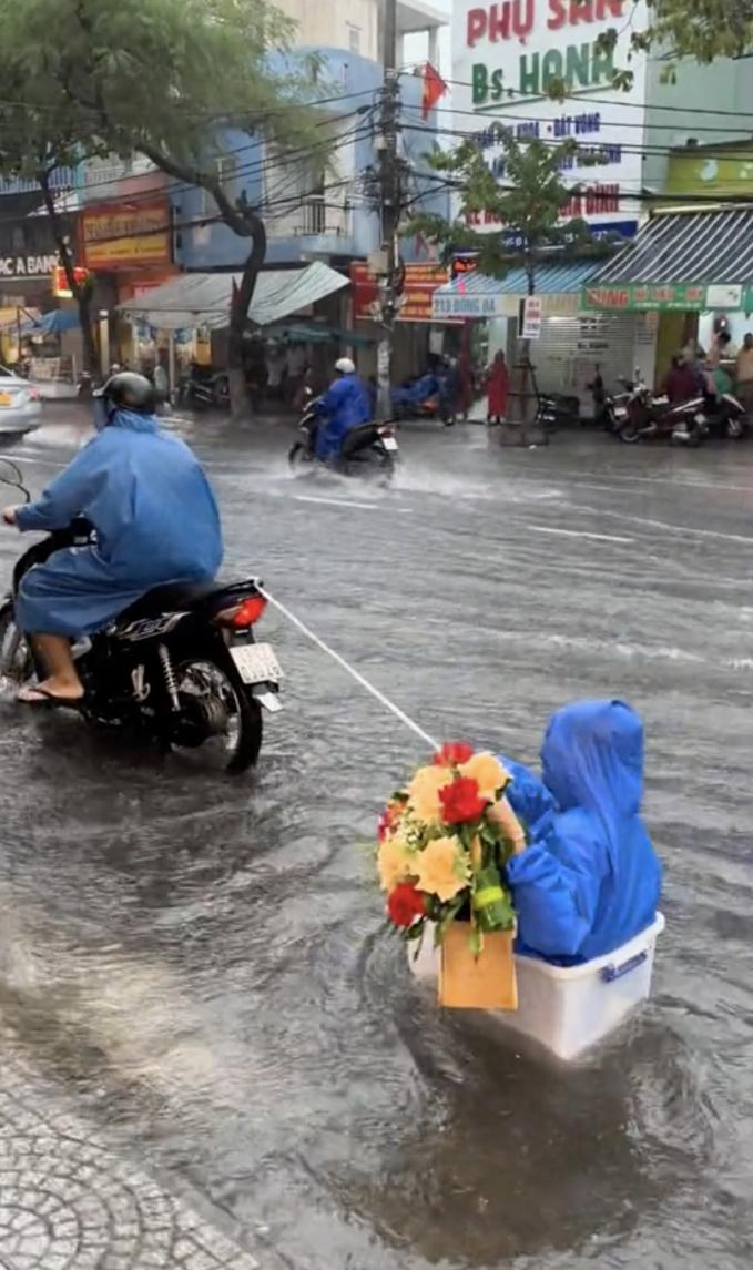 Độc lạ giao hàng trời mưa lũ (Ảnh: NVCC)