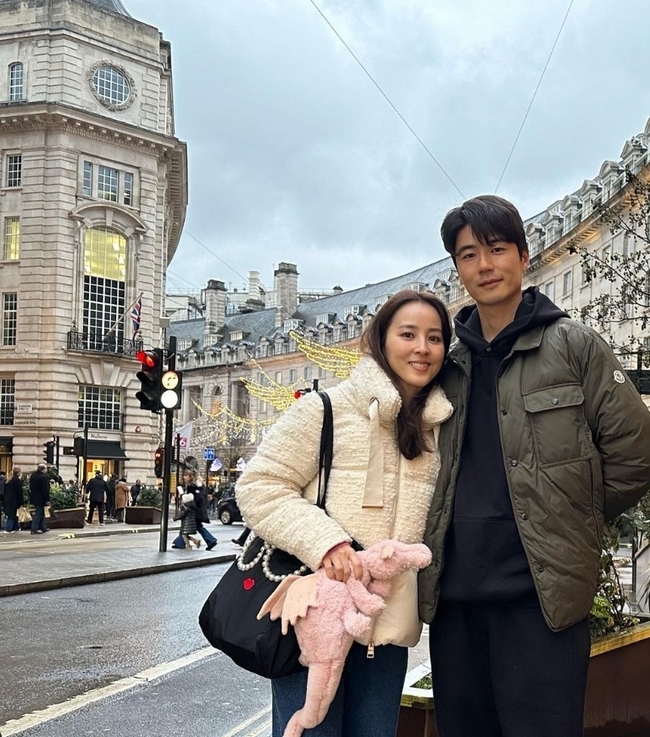 Hình ảnh gia đình Han Hye Jin và Ki Sung-yueng chụp tại London cách đây ít ngày