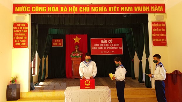 Cán bộ, chiến sỹ đảo Sơn Ca bỏ phiếu bầu cử đại biểu Quốc hội khóa XV và Hội đồng nhân dân các cấp nhiệm kỳ 2021-2026, sớm hơn một tuần so với đất liền. (Ảnh: TTXVN phát)