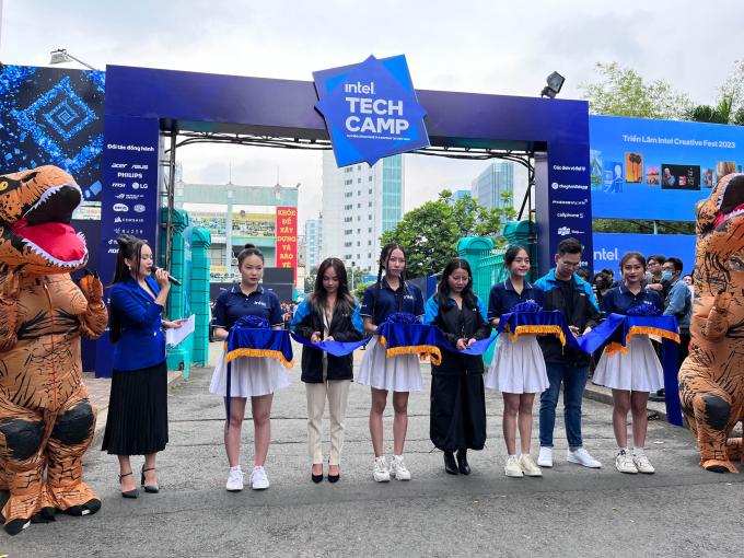 Đại diện Intel Việt Nam cắt băng khai mạc Intel Tech Camp 2023