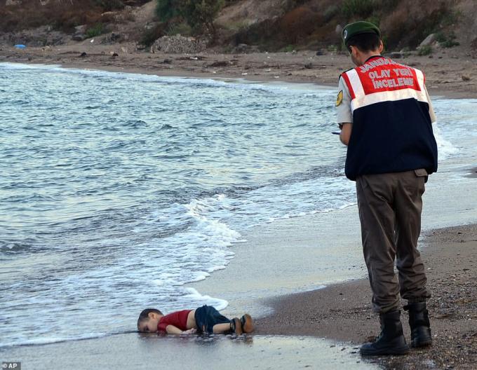 Hình ảnh thương tâm về bé trai ba tuổi Aylan Kurdi bị trôi dạt vào bờ biển Bodrum, Thổ Nhĩ Kỳ, đã gây sốc cho toàn thế giới, bốn năm sau khi nội chiến Syria nổ ra. Gia đình của Aylan đã rời Bodrum ngày 2/9/2015, hy vọng đến đảo Kos của Hy Lạp, nhưng con tàu nhỏ của họ bị lật chỉ 30 phút sau khi khởi hành. Ảnh: AP.