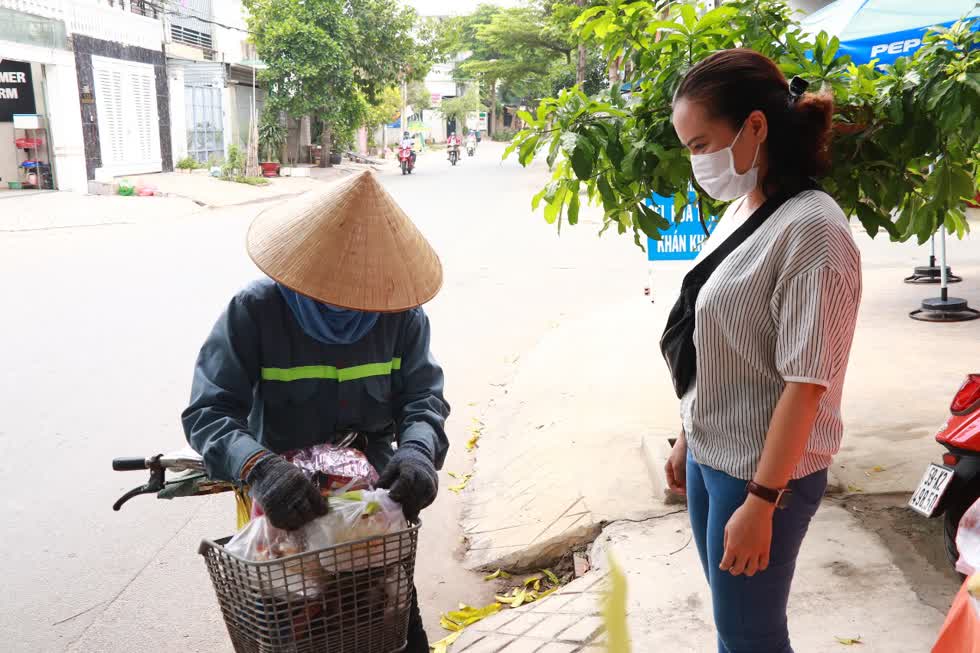 Mỗi ngày chị Hằng gửi tặng 100 phần cơm vào buổi trưa cho bà con. Ảnh: Tri Thức