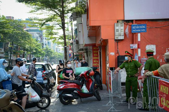 Ở tất cả các chốt đều rất đông người dân tập trung  gửi lương thực tiếp tế vào phía trong khu vực cách ly.