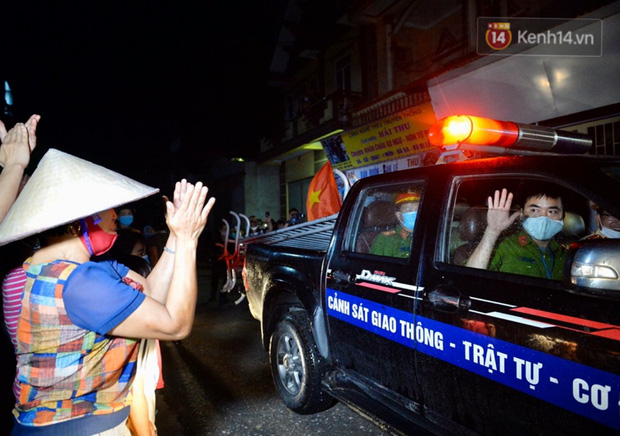   Người dân vui mừng vẫy tay tạm biệt lực lượng chức năng. Từ ngày mai cuộc sống của người dân sẽ dần dần quay trở lại nếp sống thường ngày (Ảnh: kenh14)  