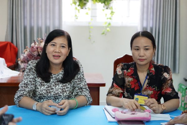 Bà Nguyễn Thị Thu Hiền (trái) - Trưởng phòng GD&ĐT quận 9 và bà Nguyễn Thị Thu Hương - Hiệu trưởng trường Trần Thị Bưởi, trong buổi chia sẻ về thực trạng suất ăn bán trú tại trường. Ảnh: T.H