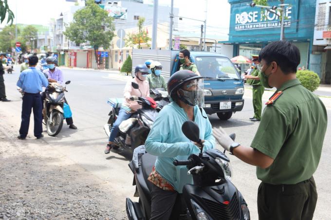   Tại Nha Trang, trong hôm đầu cách ly xã hội vẫn còn nhiều người ra đường và bị dừng lại tại chốt kiểm soát y tế đường 23 Tháng 10. Sau khi kiểm tra các giấy đi đường, xét nghiệm nhanh Covid-19, lực lượng tại chốt yêu cầu người dân không ra khỏi nhà để phòng chống Covid-19.  Từ 0h ngày 14/8, hơn 500.000 người dân của 27 xã phường ở TP Nha Trang phải thực hiện nghiêm việc 