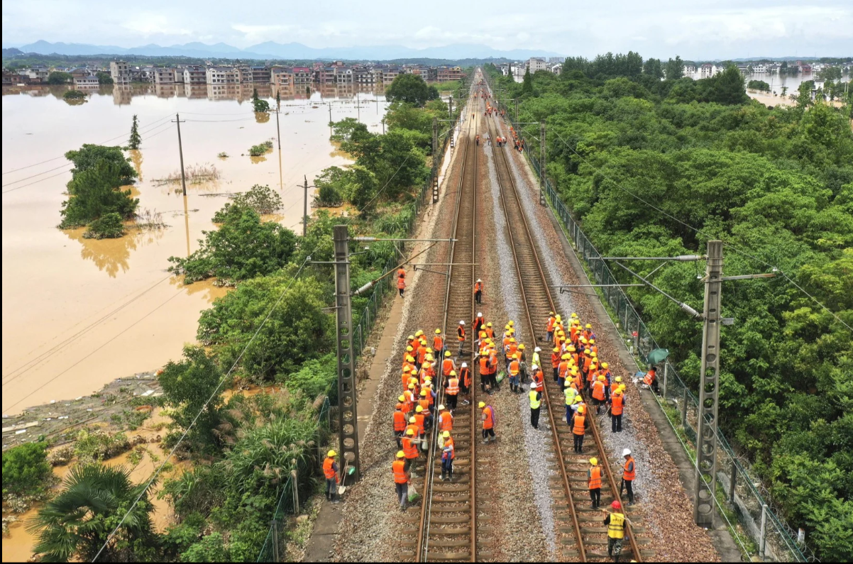 Các tỉnh phía nam của Trung Quốc đang trong tình trạng báo động khi lũ lụt - Ảnh 11.