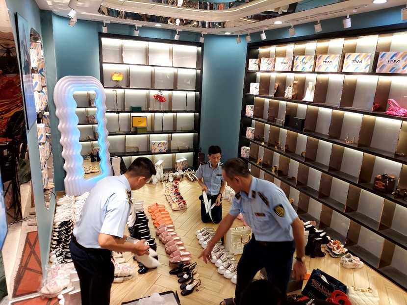 Cận cảnh shop hàng hiệu nghi hàng giả của Trang 