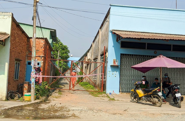 Địa điểm tại quận 9, nơi tìm thấy nam thanh niên tên K. đang được phong tỏa, rào chắn