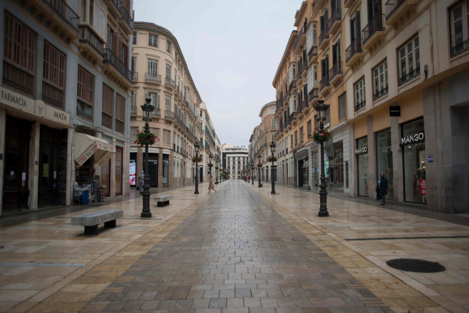 Con phố mua sắm đông đúc Calle Lario trở nên vắng bóng (Ảnh: Jorge Guerrero/AFP via Getty Images).