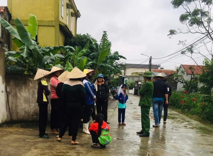 Nhiều ngày qua người dân đã không ngừng tìm kiếm cháu bé